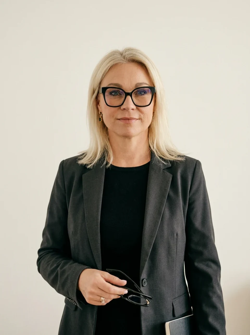 Lucyna Gorges, Lean- und Change-Beraterin, im Porträt in einer grossen Produktionshalle