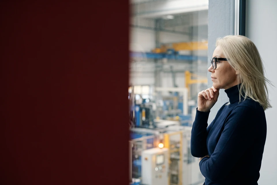 Lucyna Gorges blickt von einem Fenster über die Produktion